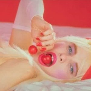 Ilona Staller in posa ammiccante