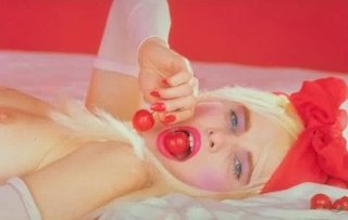 Ilona Staller in posa ammiccante