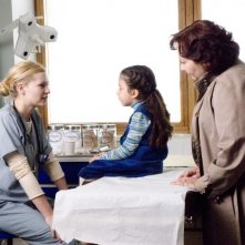 Love&Secrets: Kirsten Dunst cura una bambina in ospedale in una scena del film
