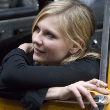 Love&Secrets: Kirsten Dunst in un bel primo piano tratto dal film romantico diretto da Andrew Jarecki
