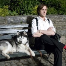 Love&Secrets: Ryan Gosling con il suo siberian husky in una scena