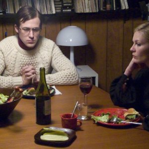 Love&Secrets: Ryan Gosling e Kirsten Dunst a tavola in una tesa scena del film