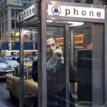 Love&Secrets: Ryan Gosling telefona nervosamente in una scena