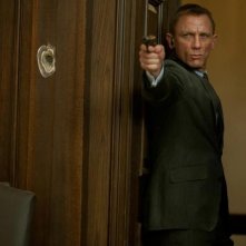 007 - Skyfall: Daniel Craig, nuovamente nei panni di James Bond, punta la sua pistola contro il nemico in una scena