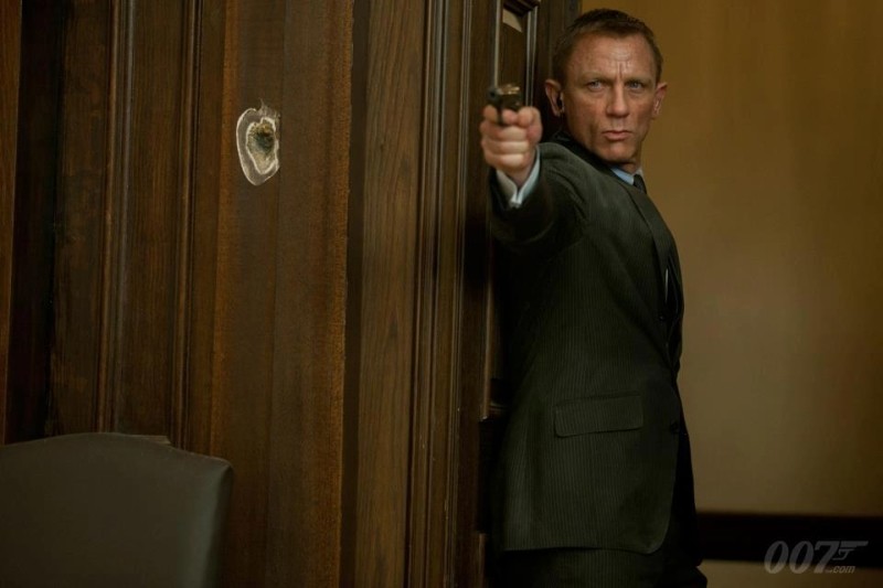 007 - Skyfall: Daniel Craig, nuovamente nei panni di James Bond, punta la sua pistola contro il nemico in una scena