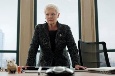 007 - Skyfall: Judi Dench in una scena del film