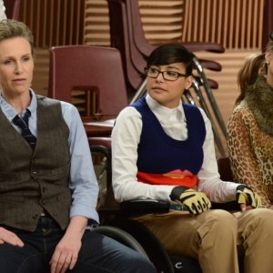 Jane Lynch, Naya Rivera e Dianna Agron in una scena di Props, della serie Glee