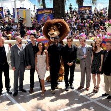 Madagascar 3: ricercati in Europa, i registi e il cast di doppiatori del film in una foto di gruppo durante il photocall sulla Croisette