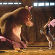 Madagascar 3: ricercati in Europa, King Julien con il suo amico orso in una scena del film