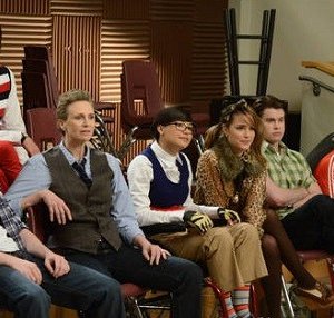 Matthew Morrison, Mark Salling, Jane Lynch, Naya Rivera e Dianna Agron in una scena di Props, della serie Glee