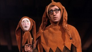 Un'immagine di Woody Allen: A Documentary con l'attore e regista in versione giullare