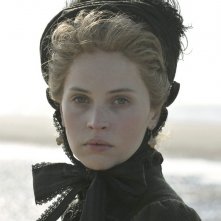 Un primo piano di Felicity Jones nei panni di Nelly Ternan, amante di Dickens, in The Invisible Woman