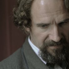 Un primo piano di Ralph Fiennes nei panni di Charles Dickens in The Invisible Woman
