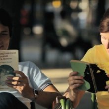 La guerra è dichiarata: Jérémie Elkaïm e Valérie Donzelli felici e innamorati in una scena del film