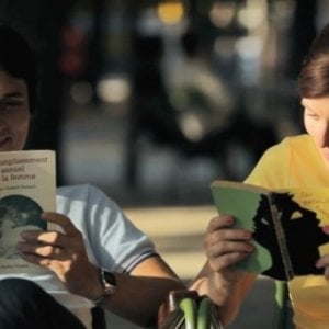 La guerra è dichiarata: Jérémie Elkaïm e Valérie Donzelli felici e innamorati in una scena del film