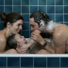 La guerra è dichiarata: Jérémie Elkaïm e Valérie Donzelli in una tenera scena familiare