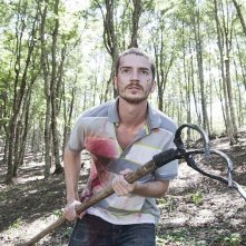 Paura: Lorenzo Pedrotti armato di rastrello in una scena del film