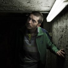 Paura: Lorenzo Pedrotti si aggira nei sotterranei in un'immagine tratta dal film