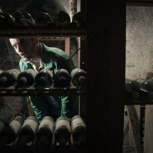 Paura: Lorenzo Pedrotti si nasconde in cantina in una scena del film