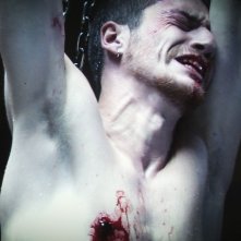 Paura: Lorenzo Pedrotti torturato in una macabra scena del film