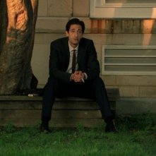 Adrien Brody in un momento di riflessione in una scena di Detachment - Il distacco