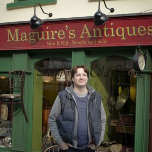 Brendan Fraser davanti al suo negozio in un'immagine di Whole Lotta Sole