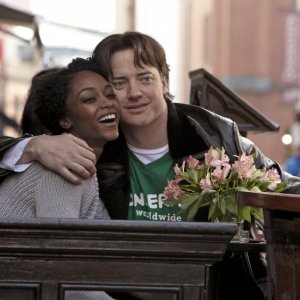 Brendan Fraser e Yaya DaCosta in una tenera immagine di Whole Lotta Sole