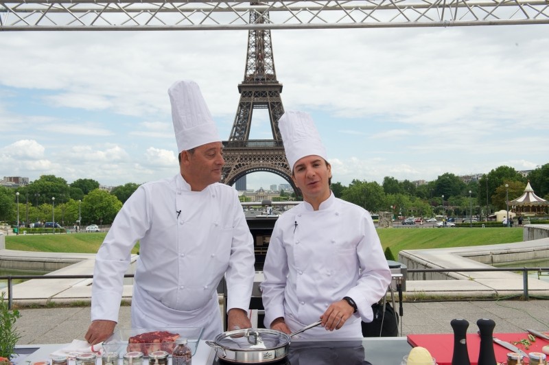 Chef Jean Reno E Michael Youn Tengono Una Lezione Di Cucina Sotto La Torre Eiffel In Una Scena Del F 241686