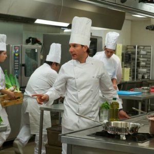 Chef: Michaël Youn in una scena dà disposizioni in cucina alla sua squadra di aiutanti