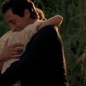 Detachment - Il distacco: Adrien Brody abbraccia Sami Gayle in una scena