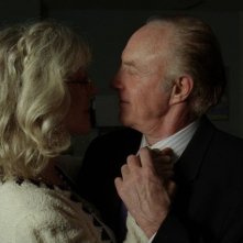 Detachment - Il distacco: Blythe Danner in un momento di tenerezza con James Caan in una scena