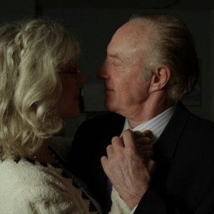 Detachment - Il distacco: Blythe Danner in un momento di tenerezza con James Caan in una scena