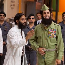 Il Dittatore Jason Mantzoukas Insieme Al Dittatore Sacha Baron Cohen In Una Scena Del Film 241599