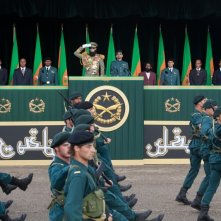 Il dittatore: Sacha Baron Cohen e Ben Kingsley in una scena istituzionale del film