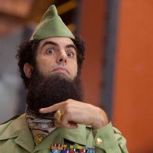 Il dittatore: Sacha Baron Cohen è l'ammiraglio Aladeen in una scena del film