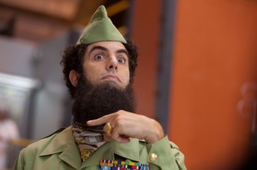 Il dittatore: Sacha Baron Cohen è l'ammiraglio Aladeen in una scena del film