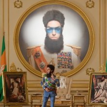 Il dittatore: Sacha Baron Cohen è l'ammiraglio Aladeen in una scena nella sua roccaforte