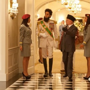 Il dittatore: Sacha Baron Cohen in una scena del film con Ben Kingsley