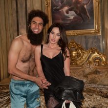 Il dittatore: Sacha Baron Cohen in una scena del film si fa ritrarre in una foto privata con Megan Fox
