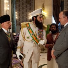 Il dittatore: Sacha Baron Cohen nei panni dell'ammiraglio Aladeen insieme a Ben Kingsley e John C. Reilly