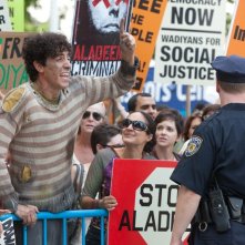 Il dittatore: Sacha Baron Cohen protesta nei panni del guardiano di bestiame Efawadh in una scena