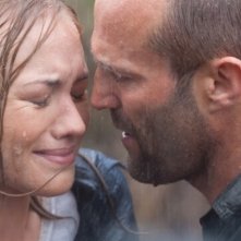 Killer Elite: Jason Statham insieme a Yvonne Strahovski in una scena del film
