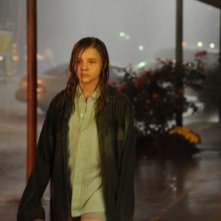 Le paludi della morte: Chloe Moretz sotto la pioggia in un'immagine del film