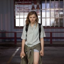 Le paludi della morte: lo sguardo profondo di Chloe Moretz in una scena del film