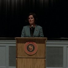 Marcia Gay Harden nei panni della preside della scuola in una scena di Detachment - Il distacco