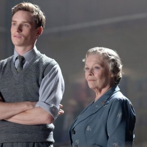 Marilyn: Judi Dench insieme a Eddie Redmayne in una scena del film