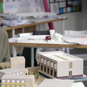 Un amore di gioventù: la giovane Lola Creton in una scena tratta dal film