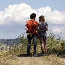 Un Amore Di Gioventu Lola Creton E Sebastian Urzendowsky Di Spalle In Una Scena Del Film 241656