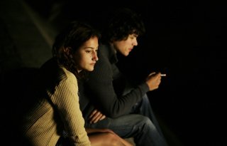 Un amore di gioventù: Lola Creton insieme a Sebastian Urzendowsky in un'immagine notturna del film