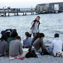Un amore di gioventù: Magne Håvard Brekke insieme ad alcuni studenti sulla spiaggia in una scena del film